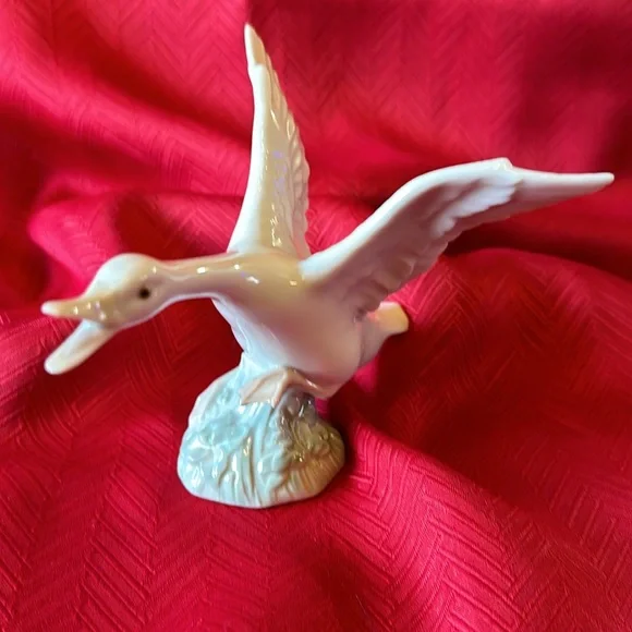 Lladro Attacking Duck - Picture 2 of 5